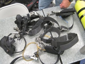 Sidemount scuba rigging: cambands, elastic bands to retain hoses, etc.